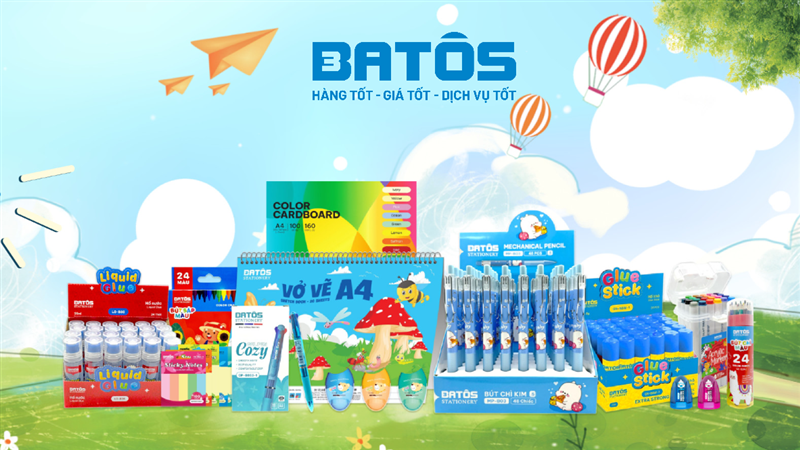 Một bộ sưu tập các loại màu vẽ khác nhau (chì màu, sáp màu, bút dạ) được sắp xếp gọn gàng cùng giấy và bút chì, chuẩn bị cho hoạt động vẽ đồ dùng học tập.