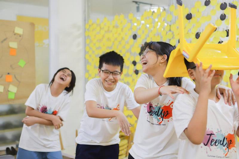 Bé chăm chỉ làm bài tập tìm số hạng chưa biết với sự hướng dẫn của phụ huynh.