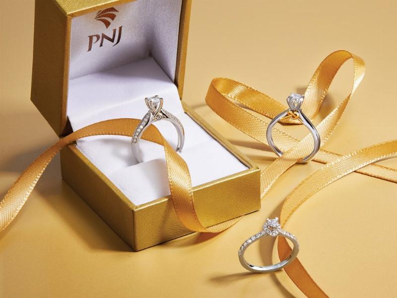 Sử dụng thước kẻ để đo một vật thể nhỏ, minh họa kích thước khoảng 6cm hoặc 60mm trong thực tế.