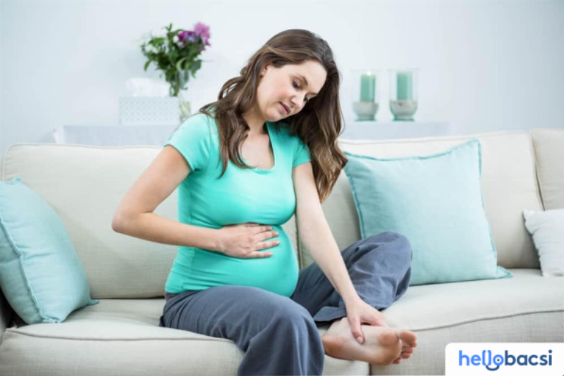 Hình ảnh mẹ bầu nhẹ nhàng chạm vào bụng, thể hiện sự chăm sóc và bảo vệ thai nhi