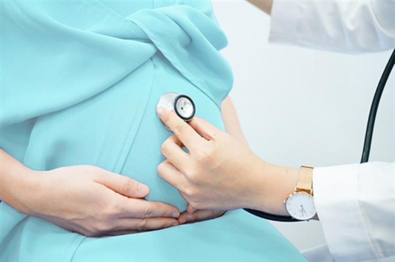 Mẹ bầu tìm hiểu thông tin bài đánh giá về Bệnh viện Từ Dũ để chuẩn bị cho hành trình sinh nở an toàn