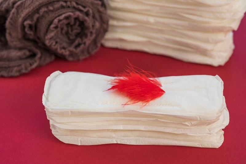 Hình ảnh mẹ sau sinh cảm thấy thoải mái và an toàn khi dùng băng vệ sinh quần chất lượng cao