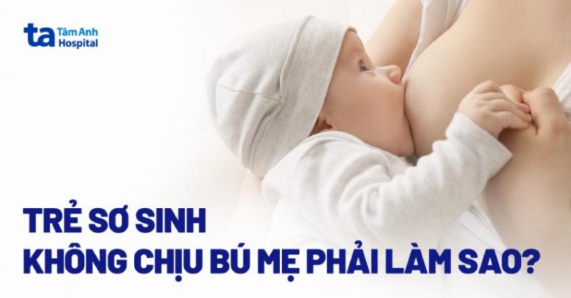 Một em bé đang ti bình sữa mẹ một cách vui vẻ và an toàn