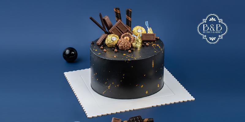 Một chiếc bánh sinh nhật hiện đại cho mẹ với thiết kế tối giản, màu sắc nhẹ nhàng và trang trí tinh tế thể hiện sự sang trọng, phù hợp với gu thẩm mỹ của mẹ hiện đại.