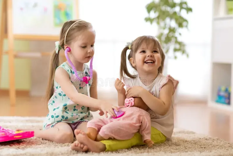 Bộ sưu tập các dụng cụ trong bộ đồ chơi bác sĩ cho trẻ em, mô phỏng chân thực các thiết bị y tế cơ bản.