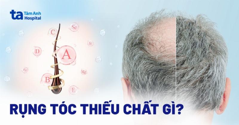 Hình ảnh phụ nữ tuổi 50 đang chăm sóc tóc, thể hiện sự quan tâm đến mái tóc khỏe mạnh