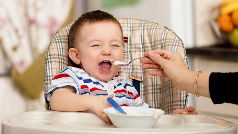 Chọn bột ăn dặm an toàn và dinh dưỡng cho bé 5 tháng tuổi khởi đầu hành trình ăn dặm nhẹ nhàng