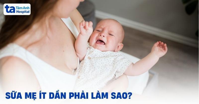Người mẹ đang cho con 6 tháng tuổi bú bình, thể hiện sự quan tâm khi chọn sữa phù hợp.