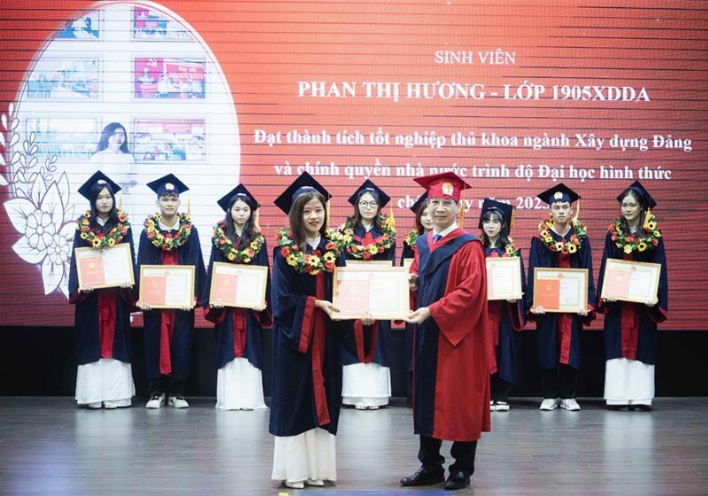 Sinh viên tốt nghiệp Học viện Hành chính Quốc gia TP.HCM trong lễ nhận bằng tốt nghiệp sẵn sàng cho sự nghiệp công vụ