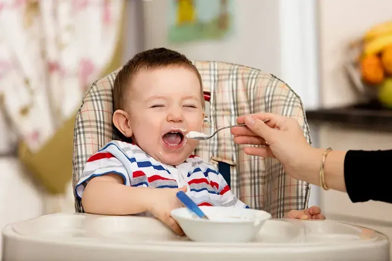 Những dấu hiệu quan trọng cho thấy bé 5 tháng đã sẵn sàng để bắt đầu ăn dặm một cách an toàn