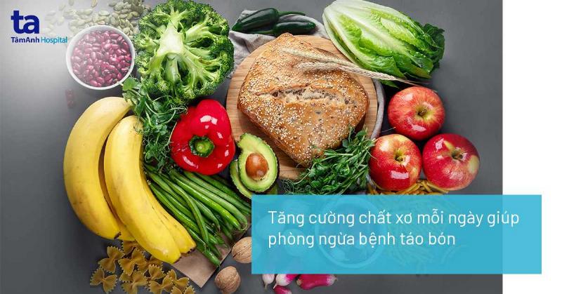 Hình ảnh minh họa các dấu hiệu nhận biết táo bón ở trẻ sơ sinh, như bé khó chịu khi đi ngoài