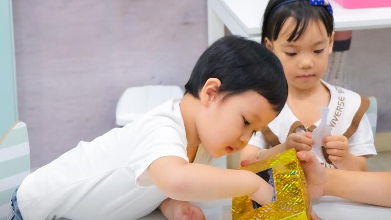 Tranh minh họa cách dạy trẻ học tháng 1 tiếng Anh qua trò chơi màu sắc