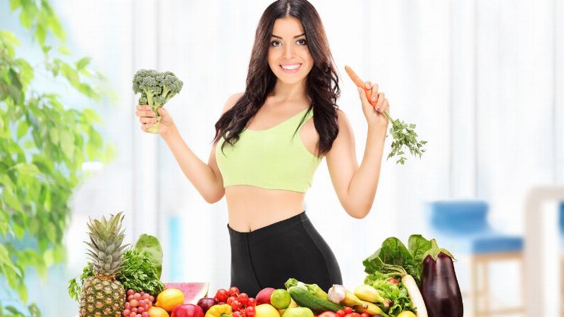 Một đĩa cơm với khẩu phần hợp lý, kết hợp nhiều rau củ và protein, thể hiện bữa ăn cân bằng, khoa học