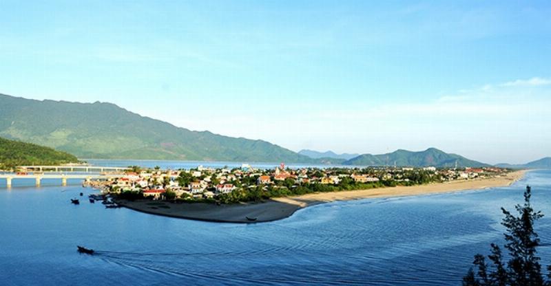 Hình ảnh hoàng hôn trên biển với đoàn thuyền đánh cá trở về, khung cảnh thơ mộng