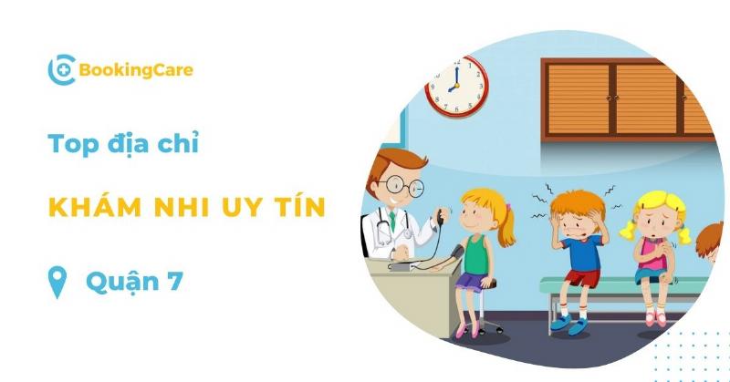 Hình ảnh đội ngũ y bác sĩ Bệnh viện Nhi Đồng Thành phố tương tác nhẹ nhàng với bệnh nhi, thể hiện sự tận tâm.