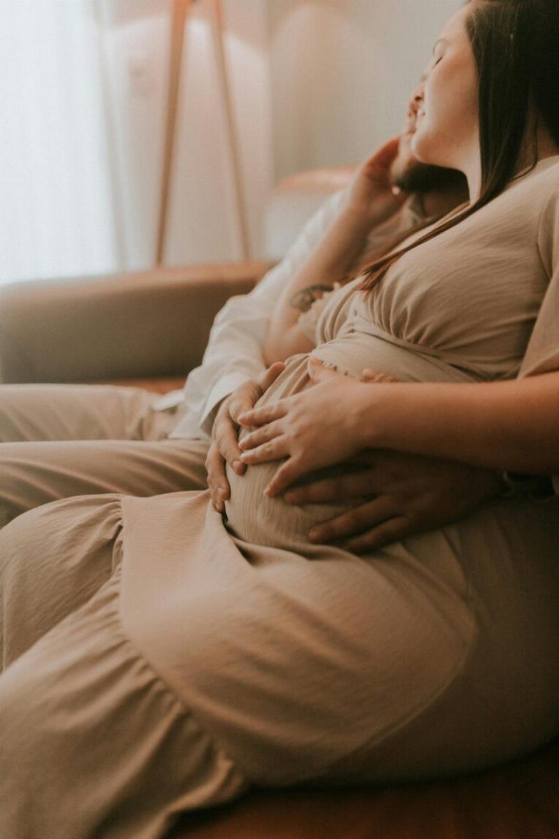 Vợ chồng trao đổi cởi mở về cảm xúc và quan hệ khi mới mang thai giai đoạn đầu