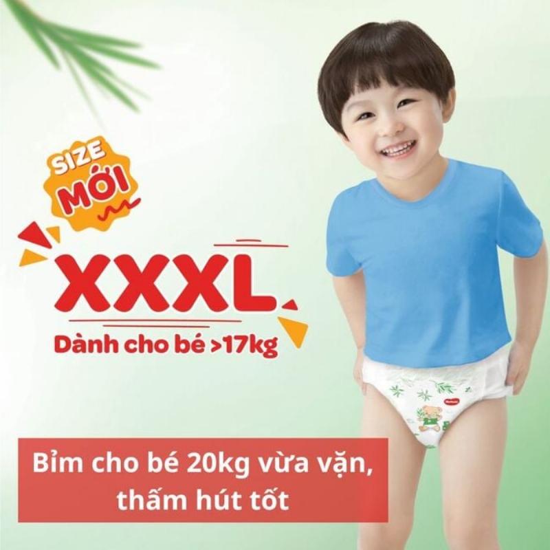 Em be dang choi dua mot cach vui ve tren san, mac bim Huggies Naturemade tram tra mem mai va thoang khi.