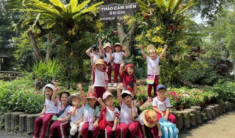 Hinh anh gia dinh Viet (me, ba, be) dang ngoi an com vui ve ben mam com da dang mau sac, the hien su gan ket va thoi quen an uong lanh manh.