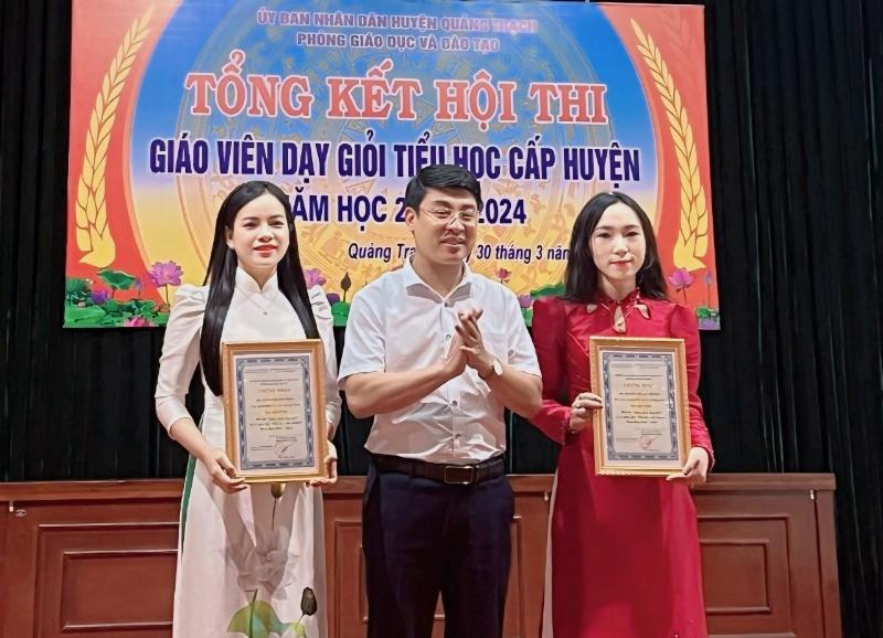 Hình ảnh cô giáo tận tâm truyền đạt kiến thức trên bục giảng đầy nhiệt huyết