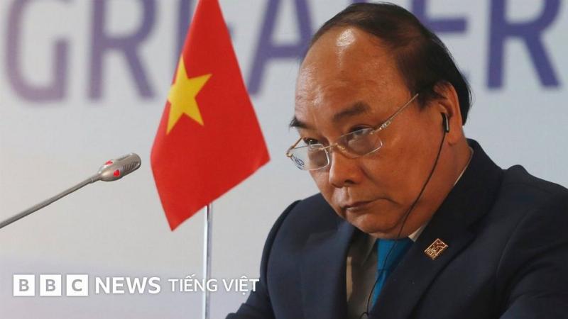 Một góc nhìn cận cảnh tòa nhà chính của Học viện Chính sách và Phát triển, thể hiện sự hiện đại và bề thế của cơ sở đào tạo này