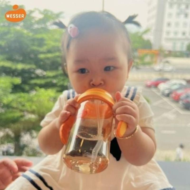 Hướng dẫn tắm bé sơ sinh đúng cách với sữa tắm dịu nhẹ an toàn