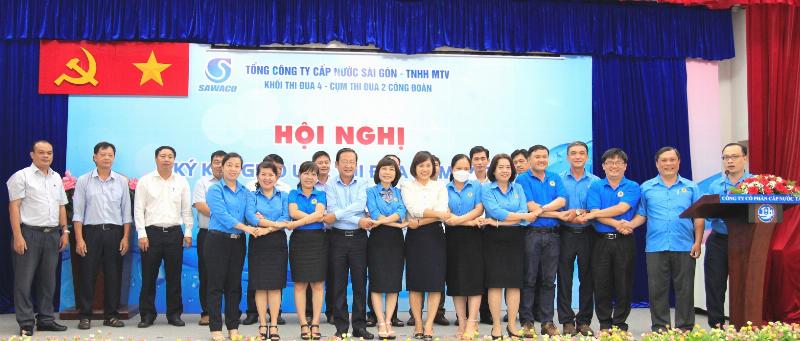Hinh anh me va be dang tham gia hoat dong cong dong cung cac gia dinh khac o Quan Tan Phu