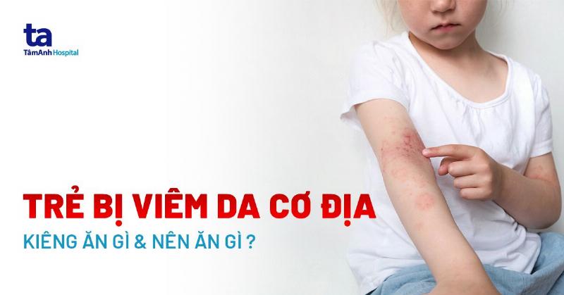 Hình ảnh minh họa các hộp sữa công thức cho trẻ sơ sinh với biểu tượng hỗ trợ tiêu hóa, chất xơ
