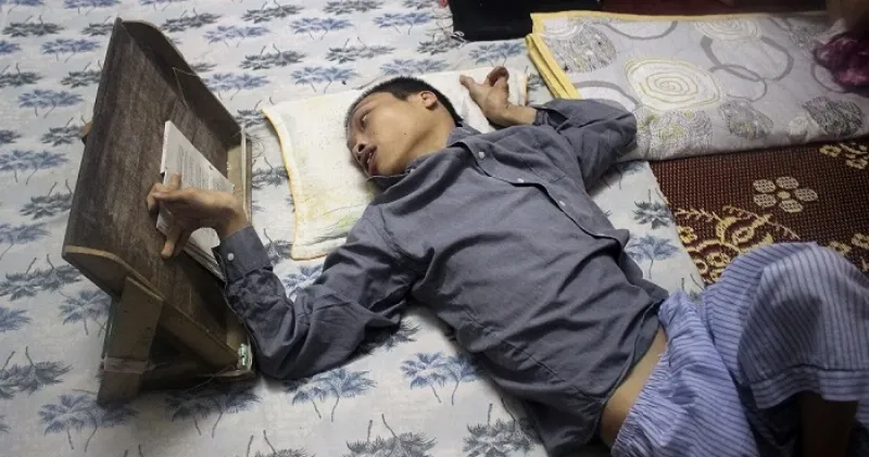 Hình ảnh mẹ và bé đang cùng nhau đọc sách trong không gian thoải mái tại Nhà sách Nguyễn Văn Cừ, thể hiện sự gắn kết và tình yêu sách.