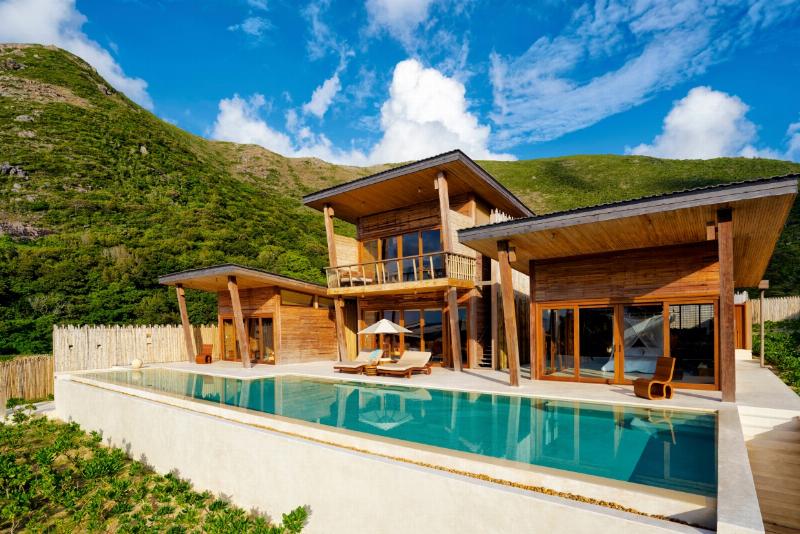 Mẹ dịu dàng ôm con và hát ru cho bé ngủ, tạo nên khoảnh khắc bình yên và gắn kết