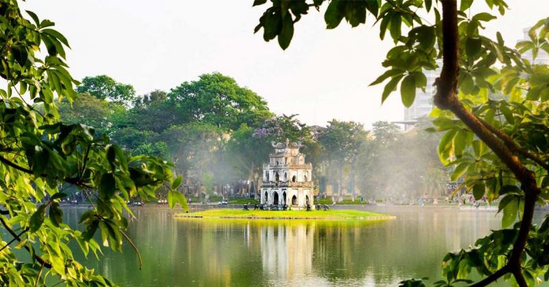 Du khách và người dân chụp ảnh lưu niệm với Hình ảnh Tháp Rùa và Hồ Gươm