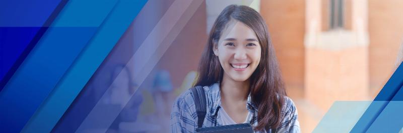 Một bàn học với sách vở, máy tính, và các tài liệu ôn luyện đề thi đánh giá năng lực Đại học Quốc gia Hà Nội, thể hiện sự chuẩn bị kỹ lưỡng