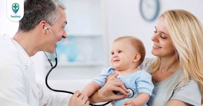 Bác sĩ tại Phòng Khám Nhi Đồng 315 khám bệnh cho bé với sự tận tâm và nhẹ nhàng