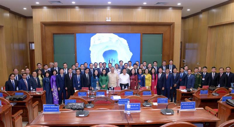 Hình ảnh sinh viên Học viện Hành chính Quốc gia TP.HCM đang học tập trao đổi bài giảng trong lớp học