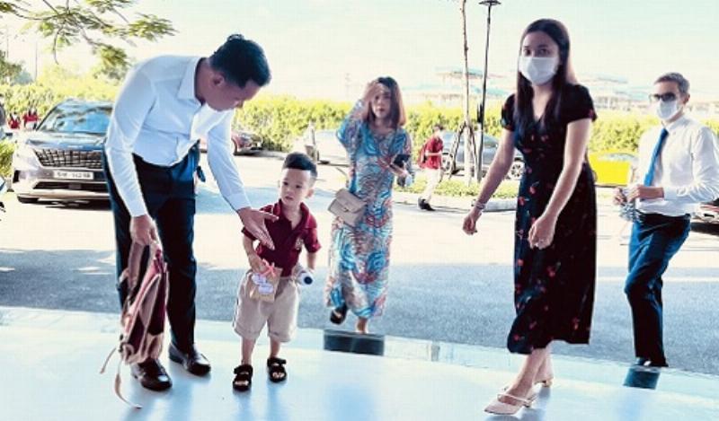Hinh anh minh hoa tre em hoc toan lop 3 cung bo me giai vo bai tap tai nha