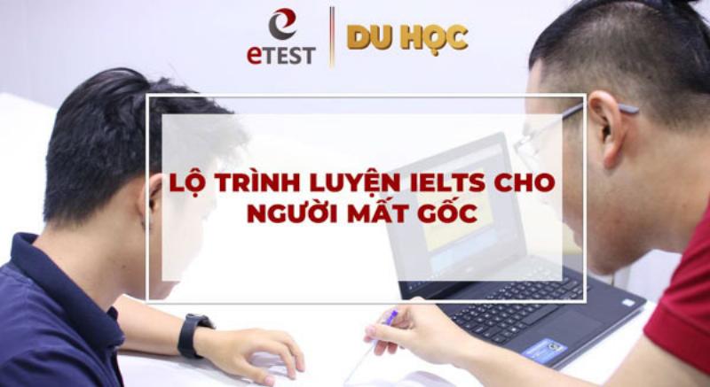 Người trẻ đang đọc sách tiếng Anh vào buổi sáng, thể hiện thói quen học tập đều đặn trong lộ trình học tiếng Anh.