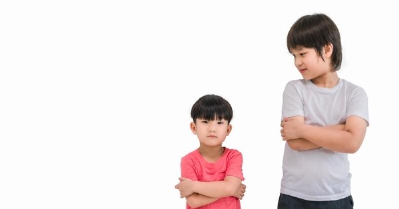 Hình ảnh trẻ em đang thực hiện các bài tập tăng chiều cao vui nhộn tại nhà