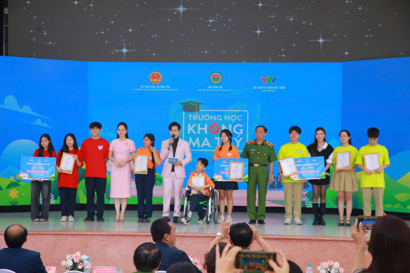 Trẻ em tham gia vẽ tranh phòng chống ma túy, thể hiện sự hiểu biết và ước mơ về một tương lai không ma túy