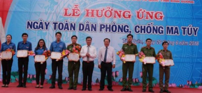 Triển lãm các bức tranh vẽ phòng chống ma túy do học sinh sáng tác tại một không gian công cộng