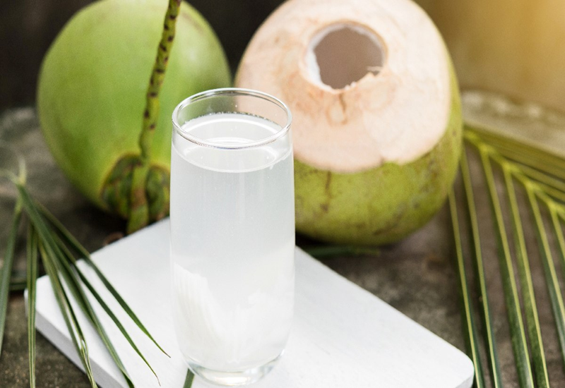 Hình ảnh mẹ bầu uống nước lọc để tăng nước ối, tốt cho thai nhi