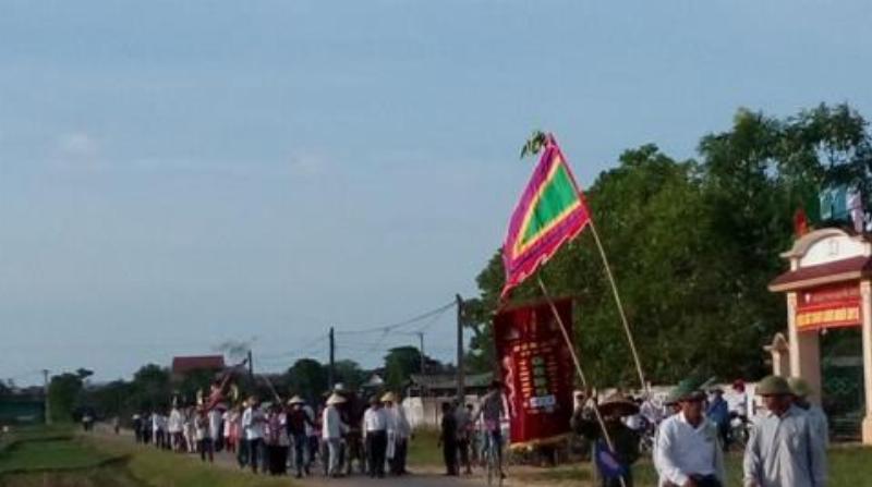 Hình ảnh tượng trưng cho việc viết điếu văn bằng cả trái tim, có thể là hình ảnh bàn tay viết trên giấy cũ với ánh sáng dịu nhẹ, gợi cảm xúc hoài niệm và chân thành về cụ bà 90 tuổi