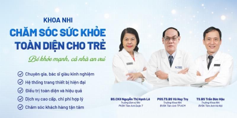 Bác sĩ nhi khoa đang ân cần thăm khám cho một em bé trong phòng khám sạch sẽ, thể hiện sự chuyên nghiệp và tận tâm