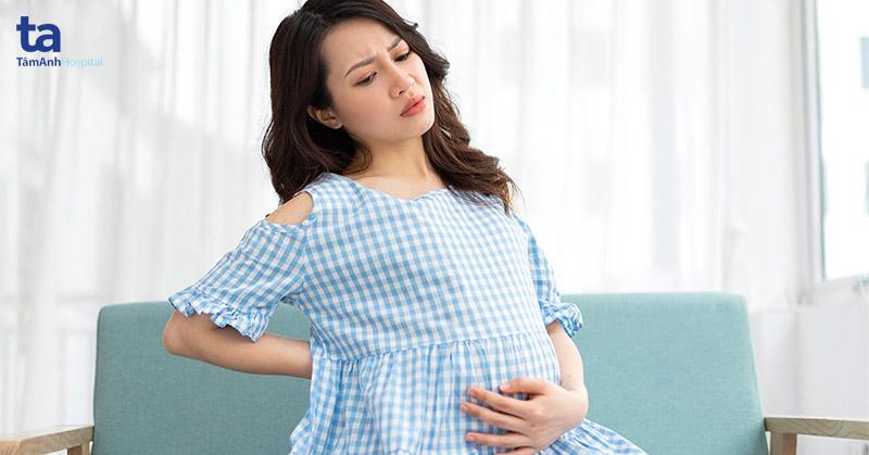 Bác sĩ sản phụ khoa tận tâm đang tư vấn cho mẹ bầu, thể hiện sự chuyên nghiệp và thấu hiểu, mang lại cảm giác an tâm cho bệnh nhân.