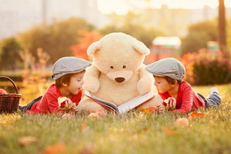 Bé chơi đùa cùng gấu bông sạch thơm, an toàn vệ sinh