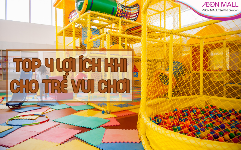 Bố mẹ cùng chơi với con tại khu vui chơi trẻ em, tăng cường gắn kết gia đình