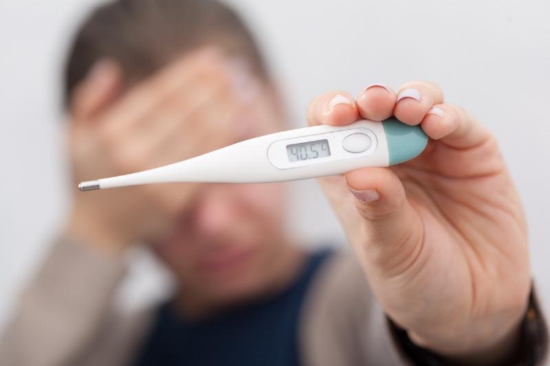 Các loại nhiệt kế y tế phổ biến như thủy ngân, điện tử, hồng ngoại không tiếp xúc được sử dụng để đo nhiệt độ cơ thể cho trẻ em và người lớn.