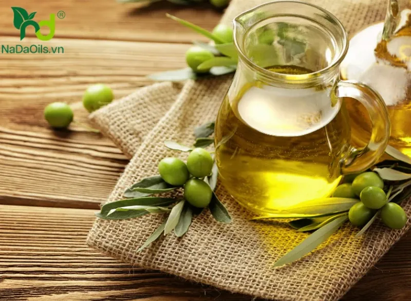 Hình ảnh một chai dầu tràm nguyên chất được đặt cạnh cành tràm tươi, gợi lên sự tinh khiết và nguồn gốc tự nhiên