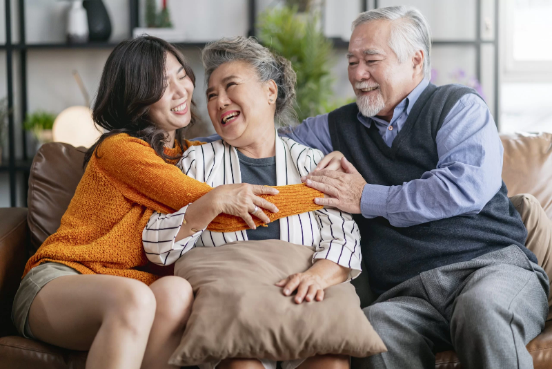 Gia đình cùng nhau lựa chọn sản phẩm chăm sóc cá nhân, thể hiện sự quan tâm và gắn kết