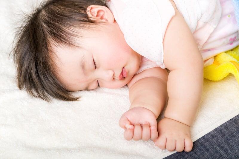 Hình ảnh một em bé đang ngủ say, bình yên trong cũi hoặc trên vòng tay mẹ, minh họa kết quả của việc chăm sóc đúng cách giúp trẻ con hết khóc đêm và có giấc ngủ ngon.