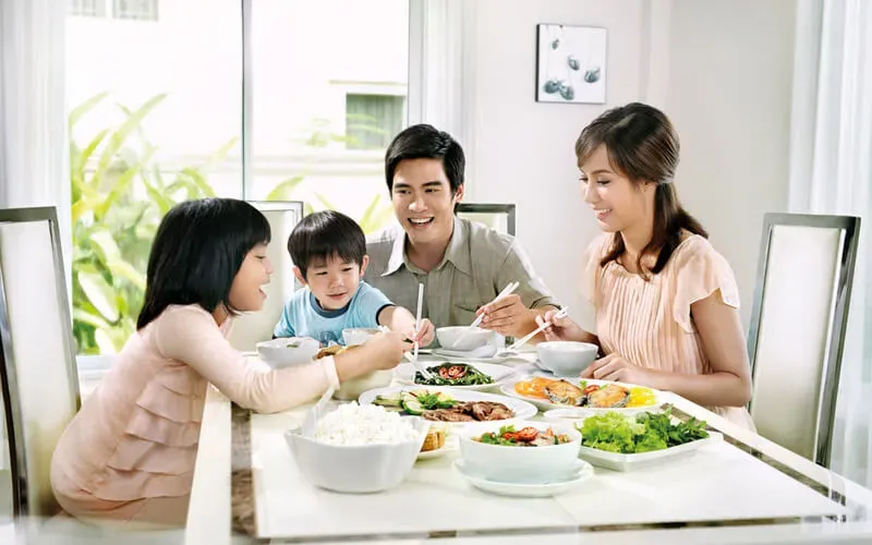 Một gia đình đang cùng nhau giải câu đố, tạo không khí vui vẻ và gắn kết