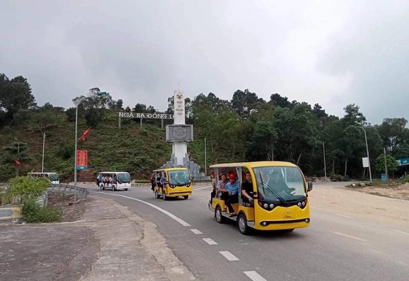 Gia đình trẻ nghỉ ngơi tại một điểm dừng chân gần ngã ba ông đồn trên đường đi du lịch
